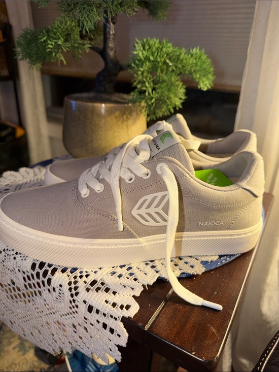 Cariuma Gray Canvas Low-Top Sneakers with White Laces and Green Accents main image 11